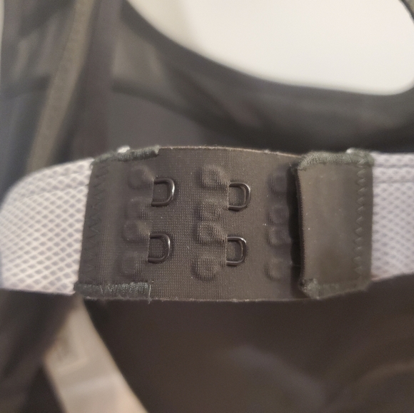 EUC Reebok Camo High Impact Sports Bra - Picture 6 of 6